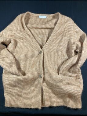 Women's V-Neck Wool Ribbed Cardigan in Camel